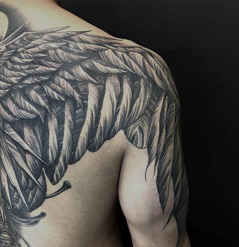 满背翅膀细节纹身图片_背部点刺几何纹身图案