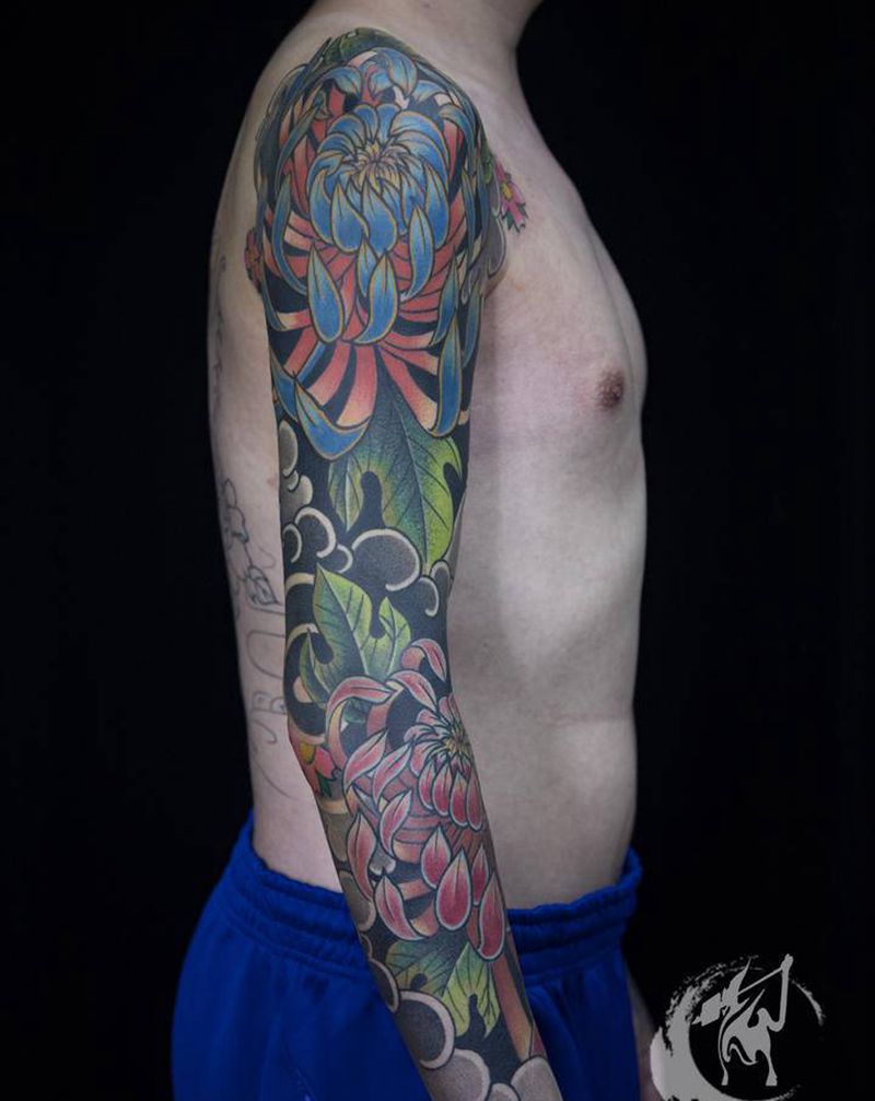 传统菊花花臂纹身图片_肩部手臂新传统老传统菊花日式重彩纹身图案