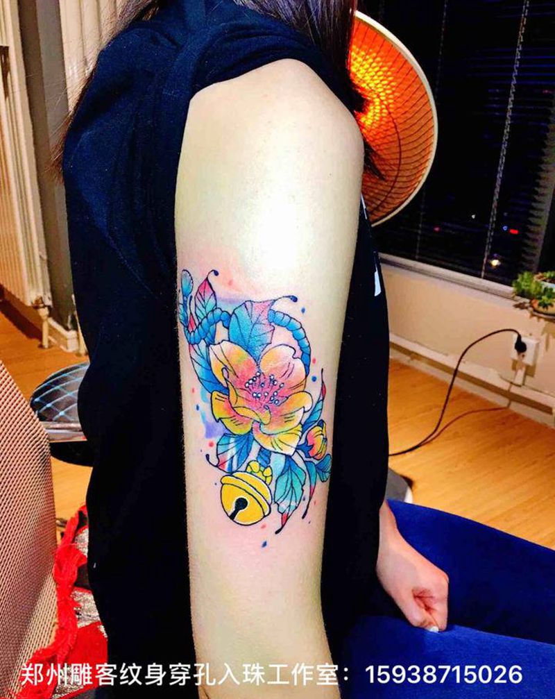 花纹身图片_手臂新传统水彩纹身图案