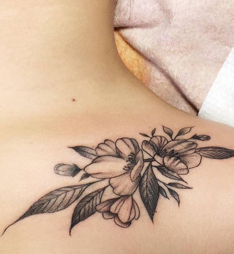 锁骨素花纹身图片_胸部肩部纹身图案