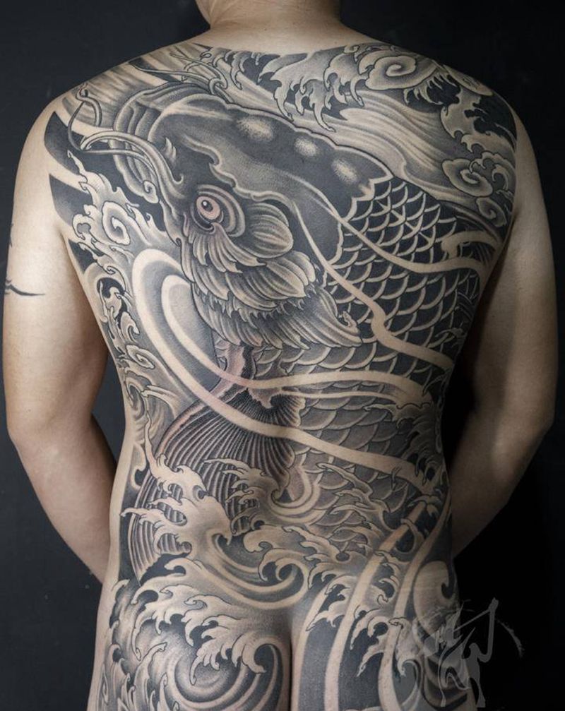 满背鲤鱼完成后纹身图片_背部老传统新传统鲤鱼纹身图案