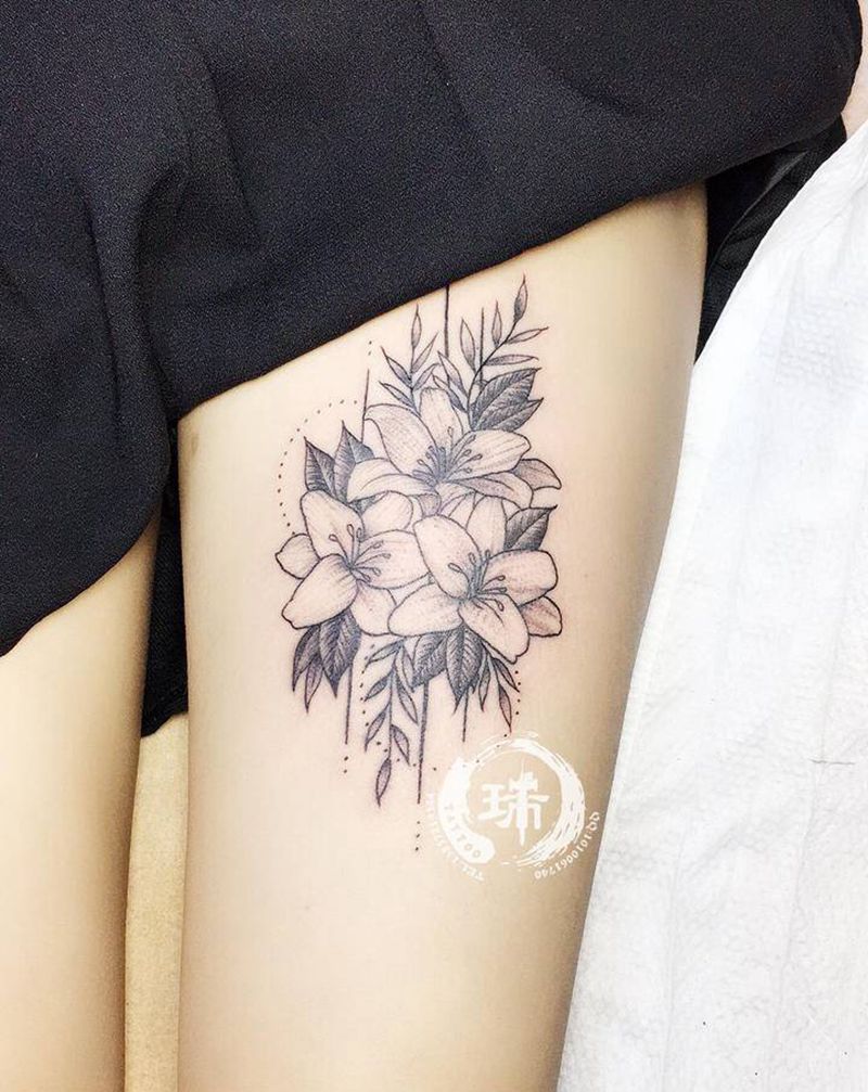 大腿素花纹身图片_腿部纹身图案