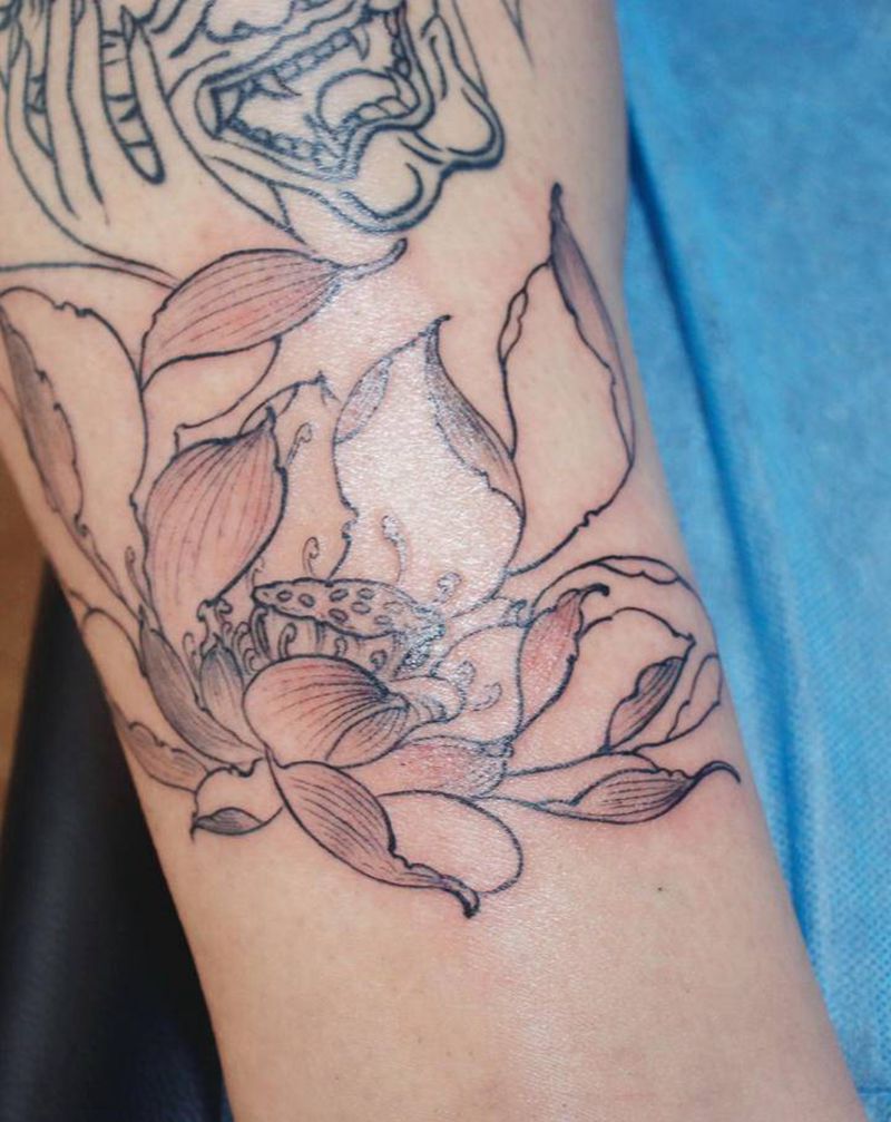 荷花纹身图片_腿部纹身图案