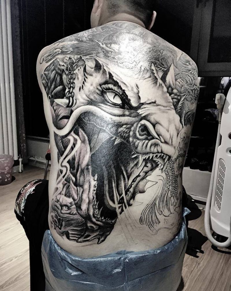 九龙拉棺纹身图片_背部纹身图案