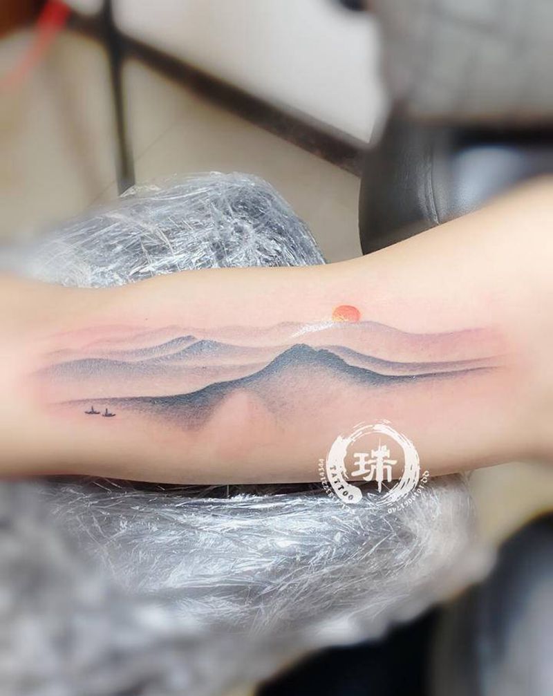 水墨写意山水纹身纹身图片_手臂水墨纹身图案