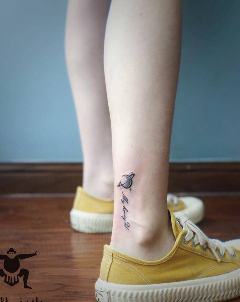 字母纹身图片_脚部花体字纹身图案