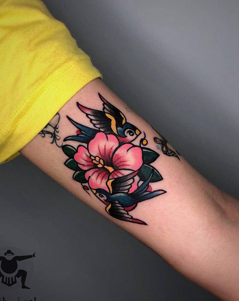 燕子和花纹身图片_手臂Old School纹身图案