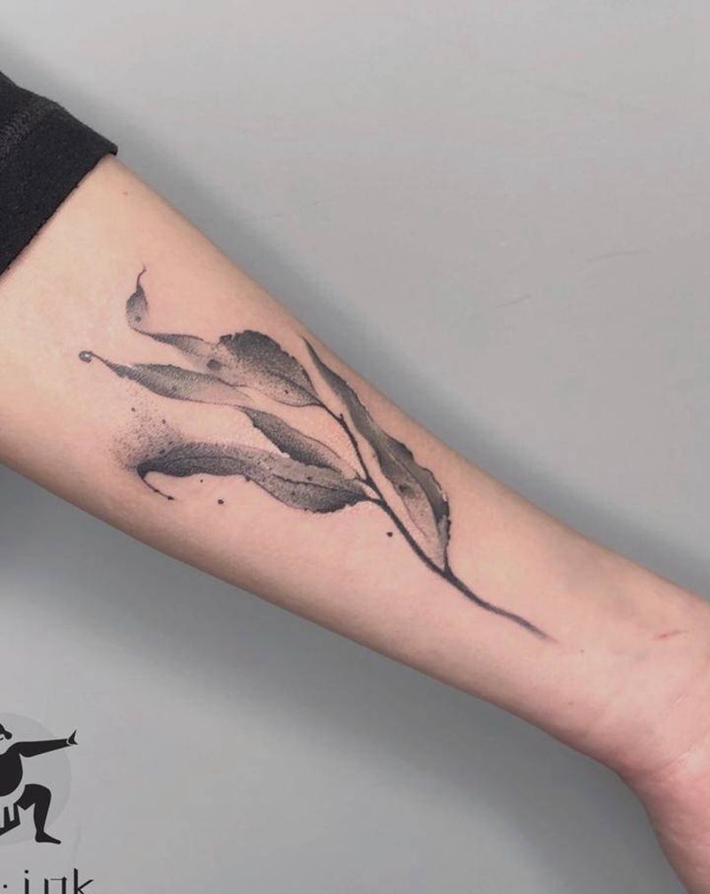 叶子纹身图片_手臂水墨纹身图案