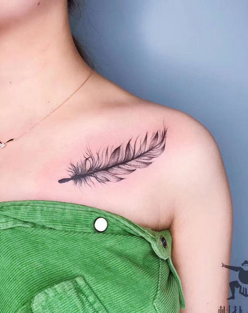 羽毛纹身图片_胸部肩部点刺纹身图案