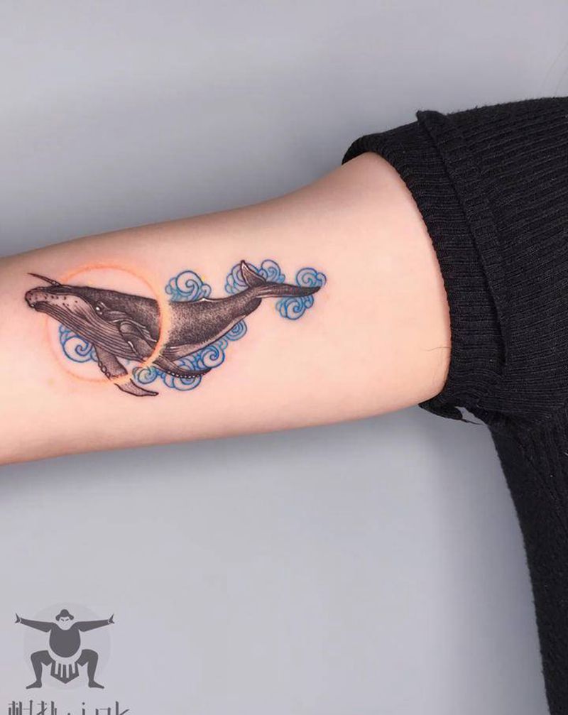 情侣 鲸鱼纹身图片_手臂点刺水彩纹身图案