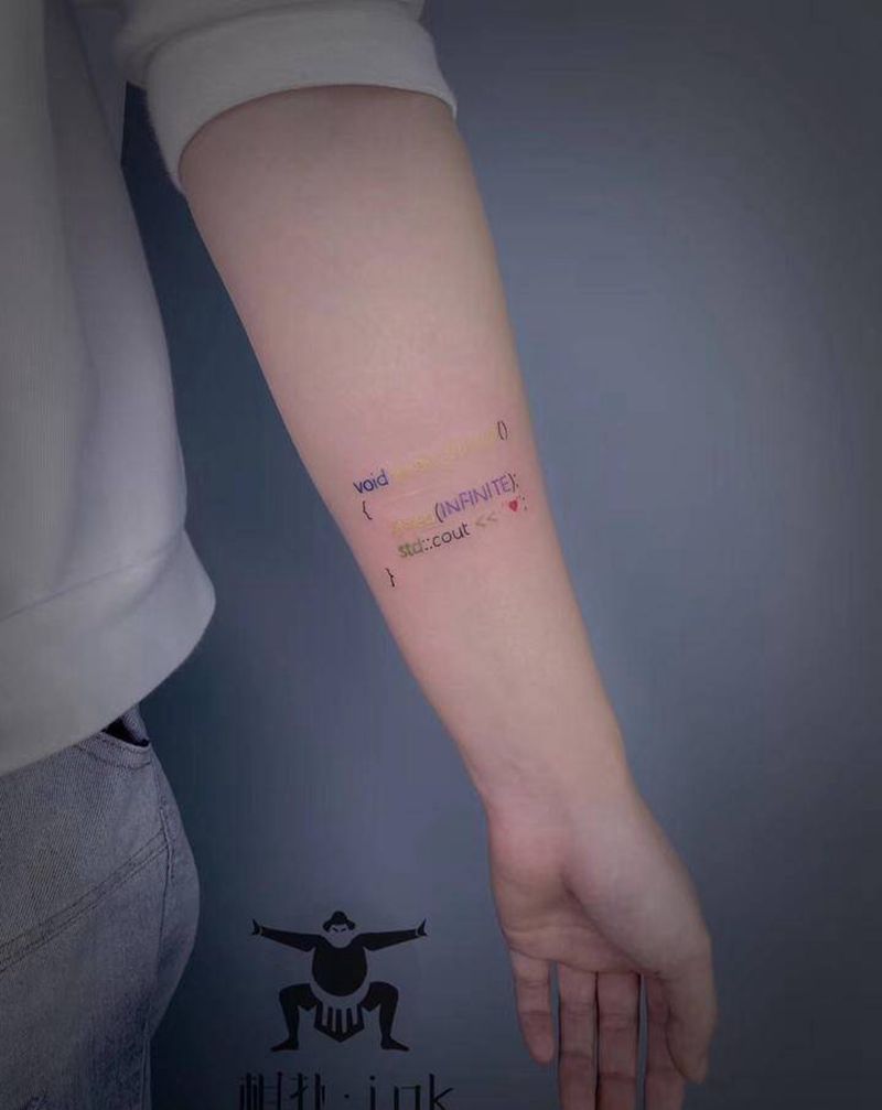 程序代码纹身图片_手臂花体字纹身图案