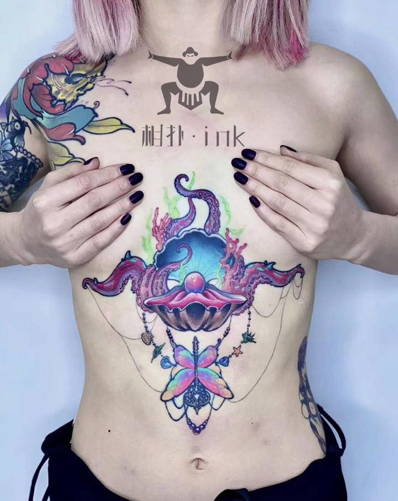 贝壳章鱼纹身图片_胸部New School纹身图案