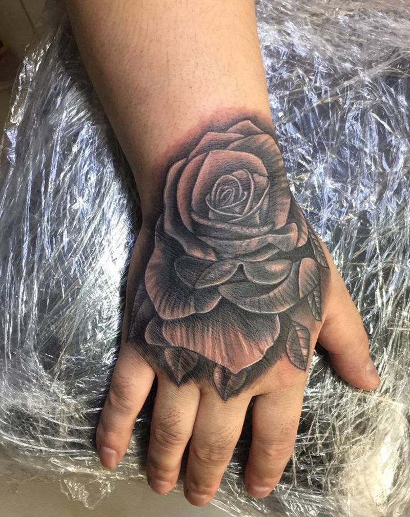 手背花纹身图片_手部欧美写实纹身图案