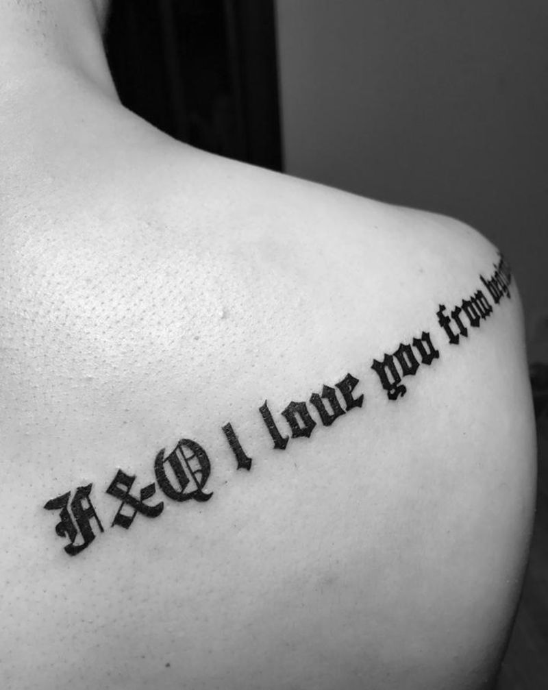 字母纹身图片_背部花体字纹身图案