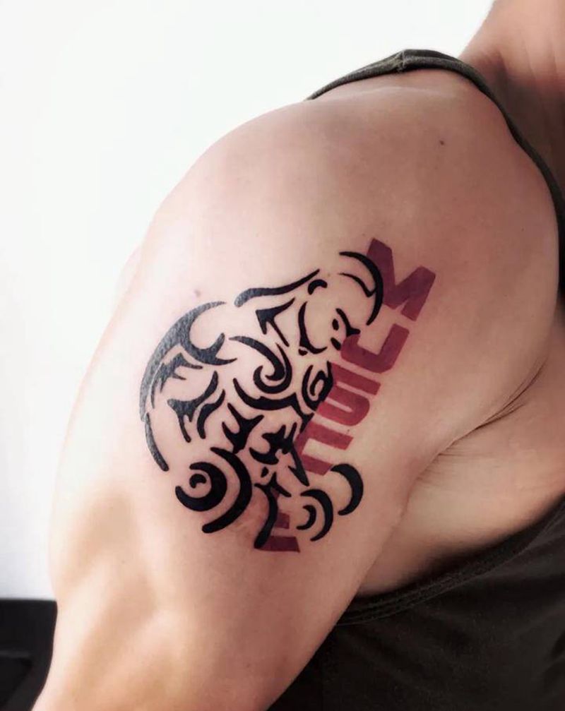 肌肉男纹身图片_手臂图腾纹身图案