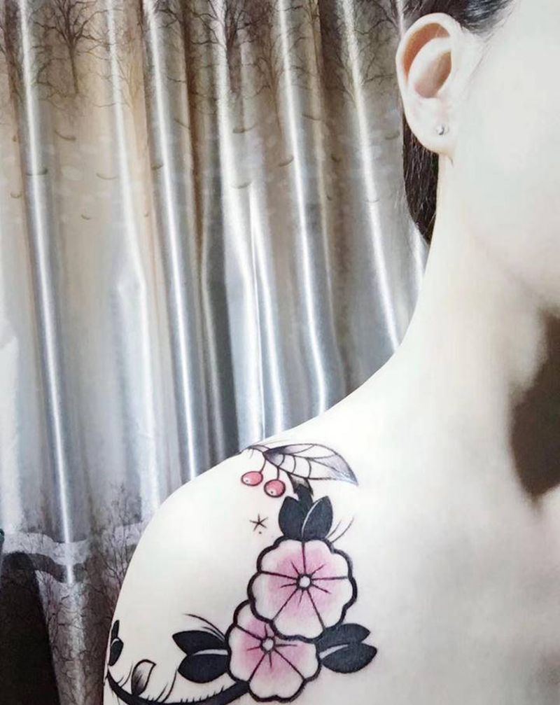 花儿纹身图片_肩部水彩纹身图案