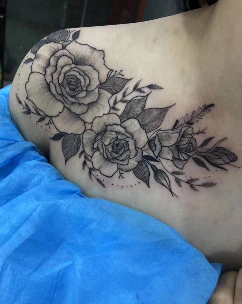 素花纹身图片_胸部素花纹身图案