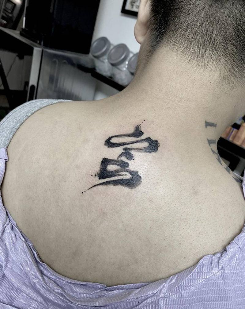 水墨字纹身图片_颈部水墨纹身图案