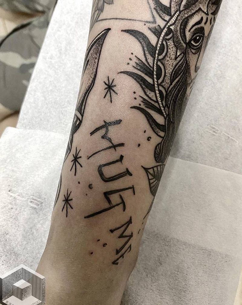 添缝free手绘字纹身图片_手臂Old School花体字纹身图案