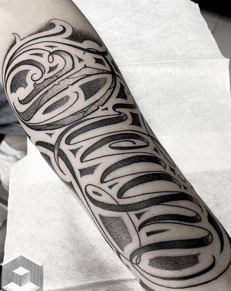 小臂内侧花体字纹身图片_手臂花体字纹身图案