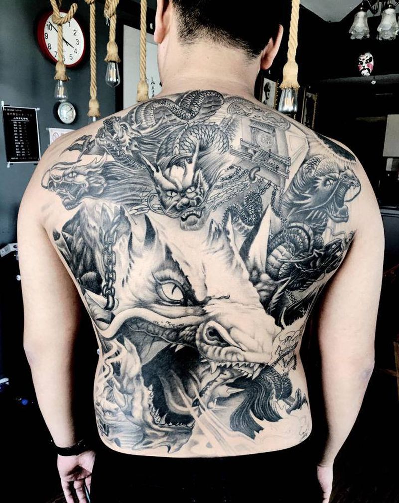 九龙拉棺纹身图片_背部欧美写实纹身图案