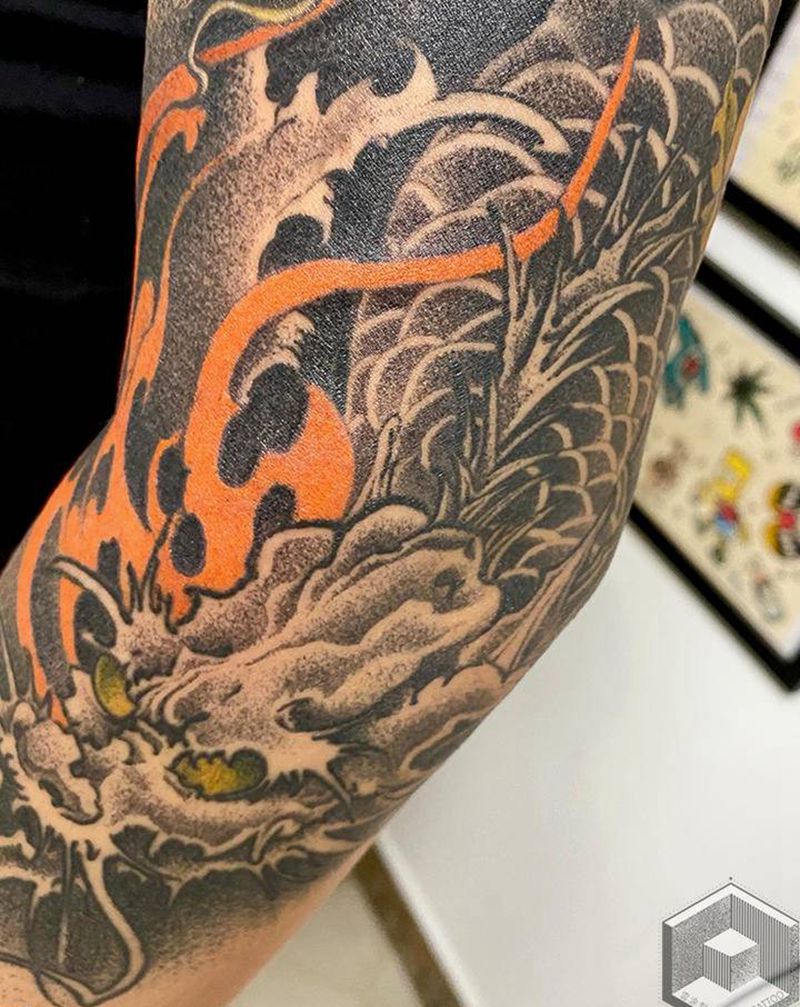 肘部龙1⃣️纹身图片_手臂新传统纹身图案