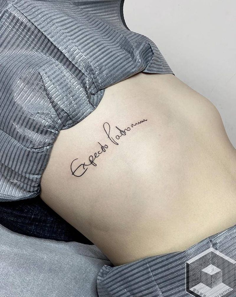 小字母纹身图片_胸部几何纹身图案