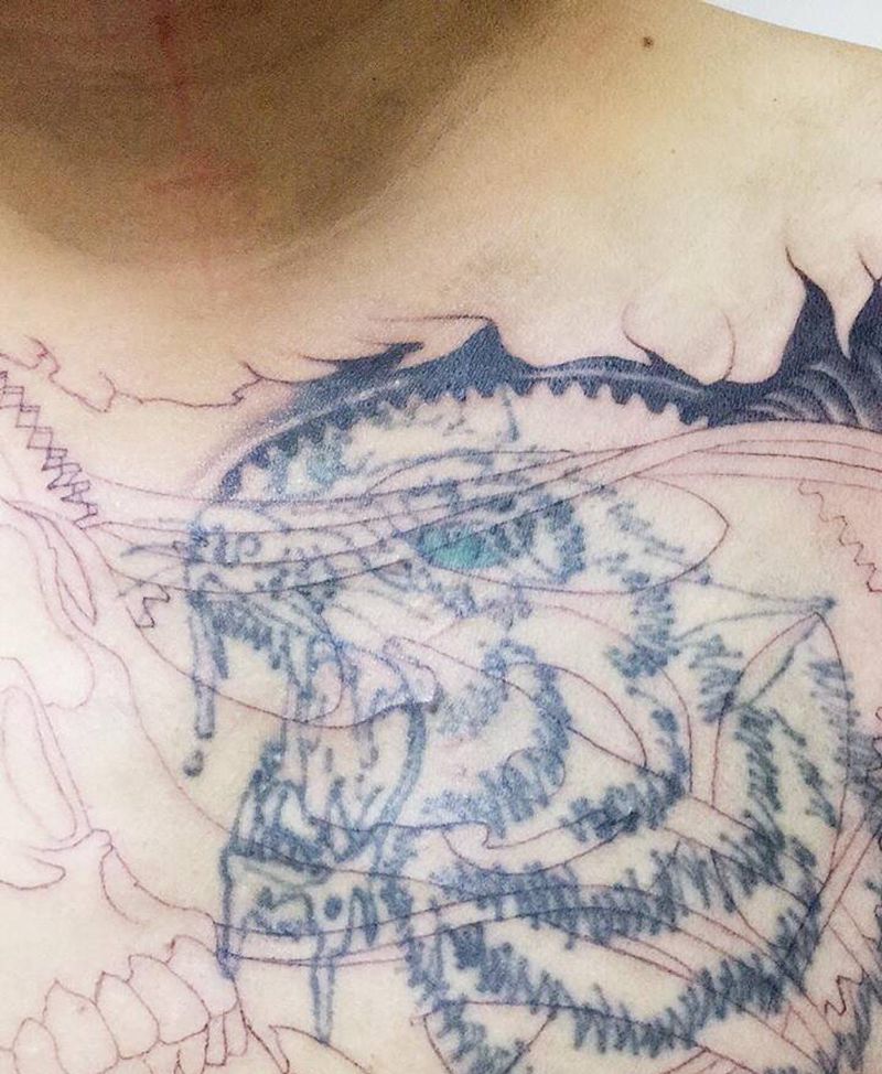 遮盖花胸纹身图片_胸部新传统欧美写实纹身图案