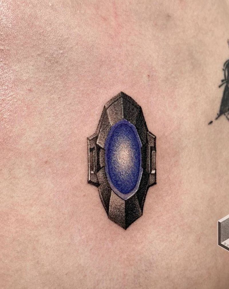 奥特曼能量灯纹身图片_胸部几何欧美写实纹身图案