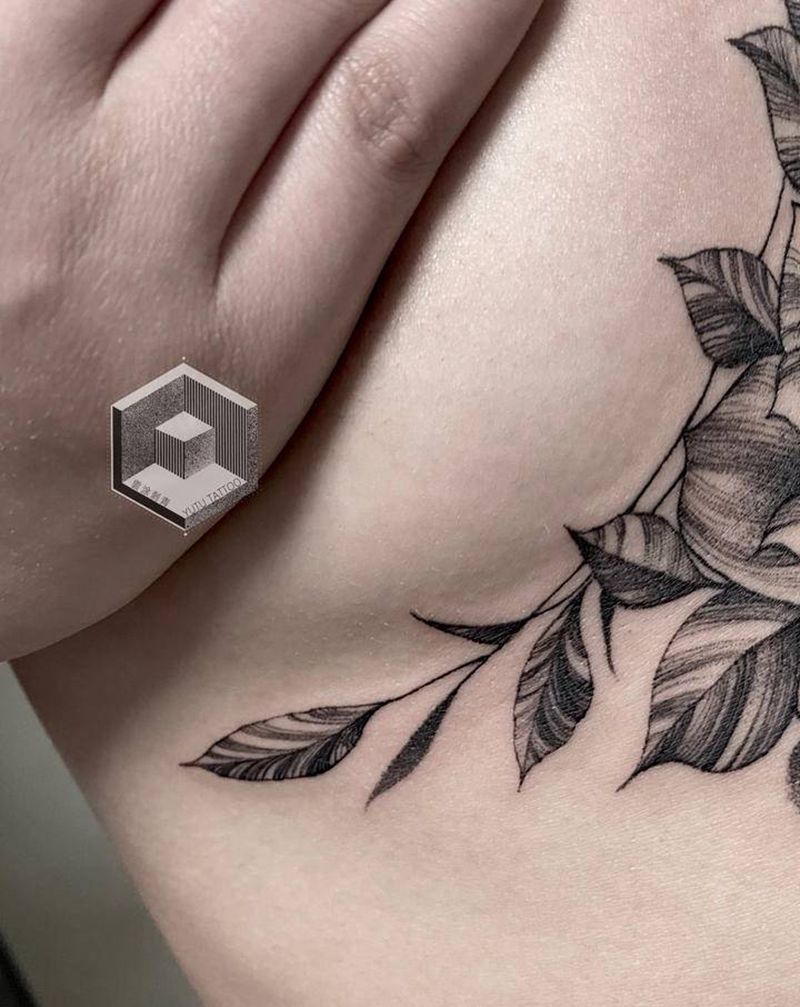 胸下素花细节纹身图片_胸部点刺纹身图案