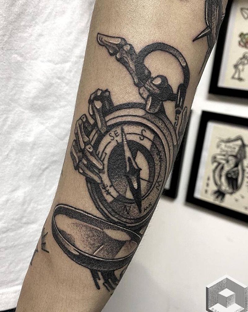 怀表纹身图片_手臂点刺Old School纹身图案