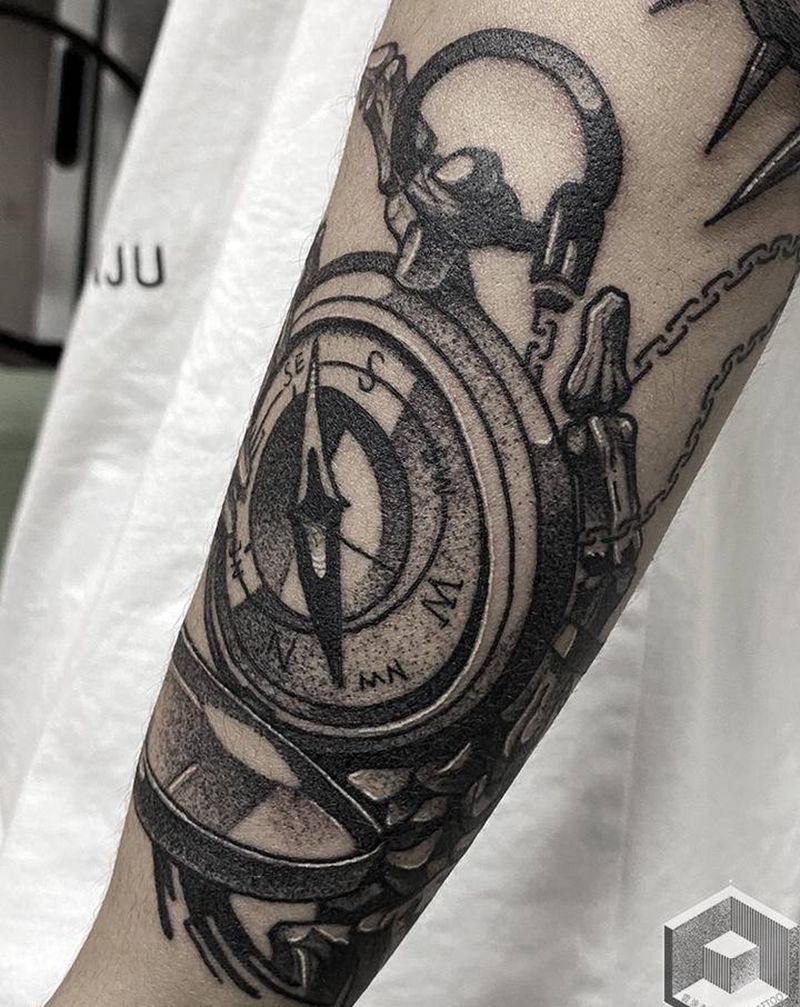 点刺怀表细节纹身图片_手臂点刺Old School纹身图案