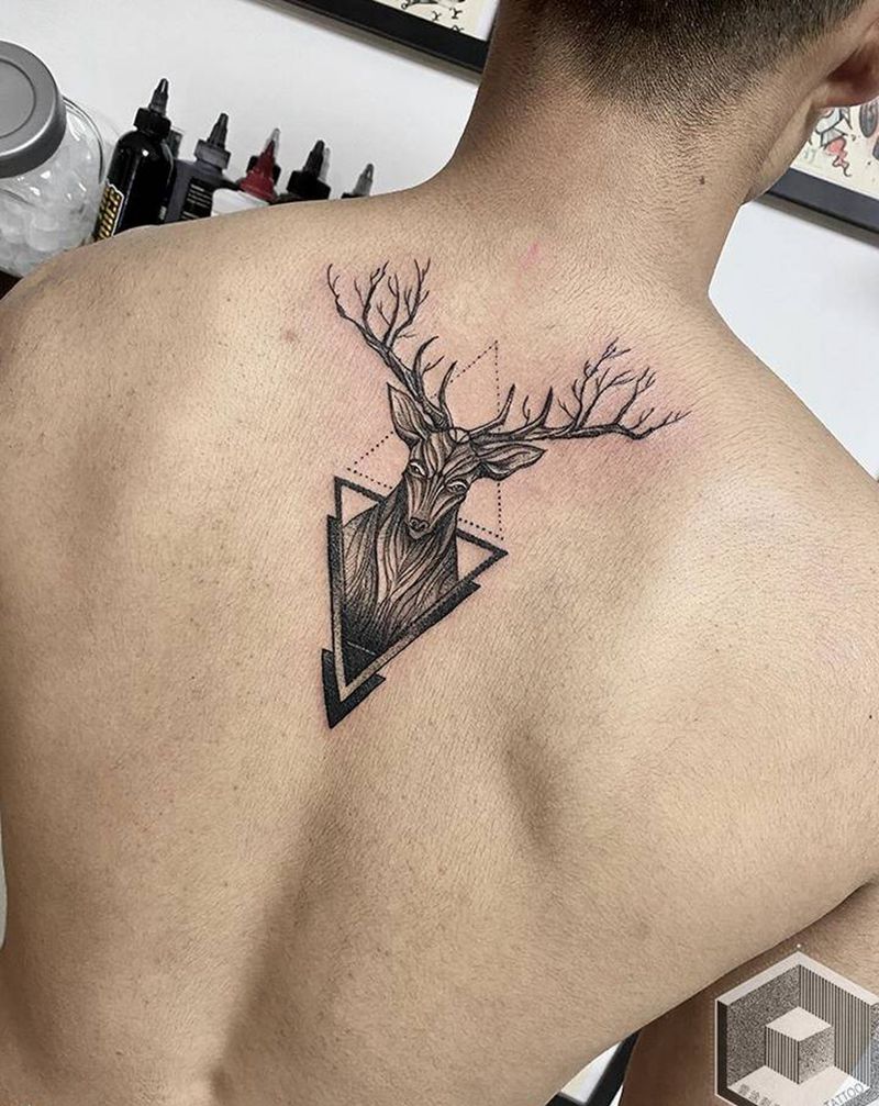 鹿纹身图片_背部点刺几何纹身图案