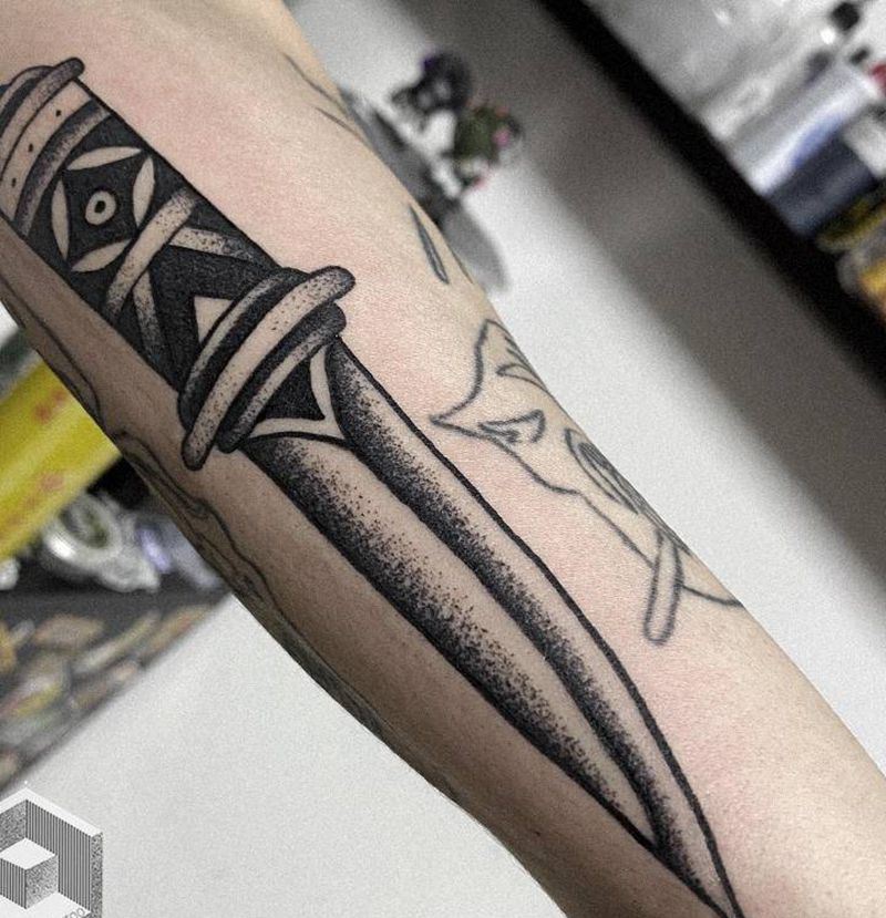 手绘匕首上身纹身图片_手臂点刺Old School纹身图案