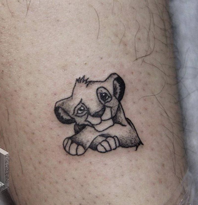 狮子王辛巴纹身图片_腿部点刺几何纹身图案