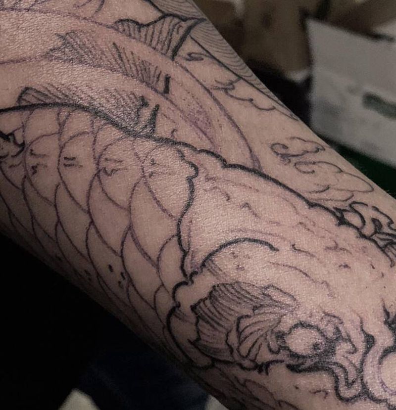 锦鲤割线纹身图片_手臂新传统纹身图案