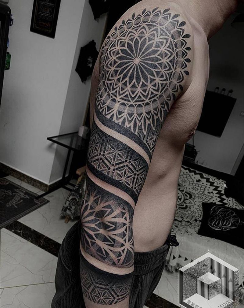 点刺花臂七分袖纹身图片_手臂图腾点刺纹身图案