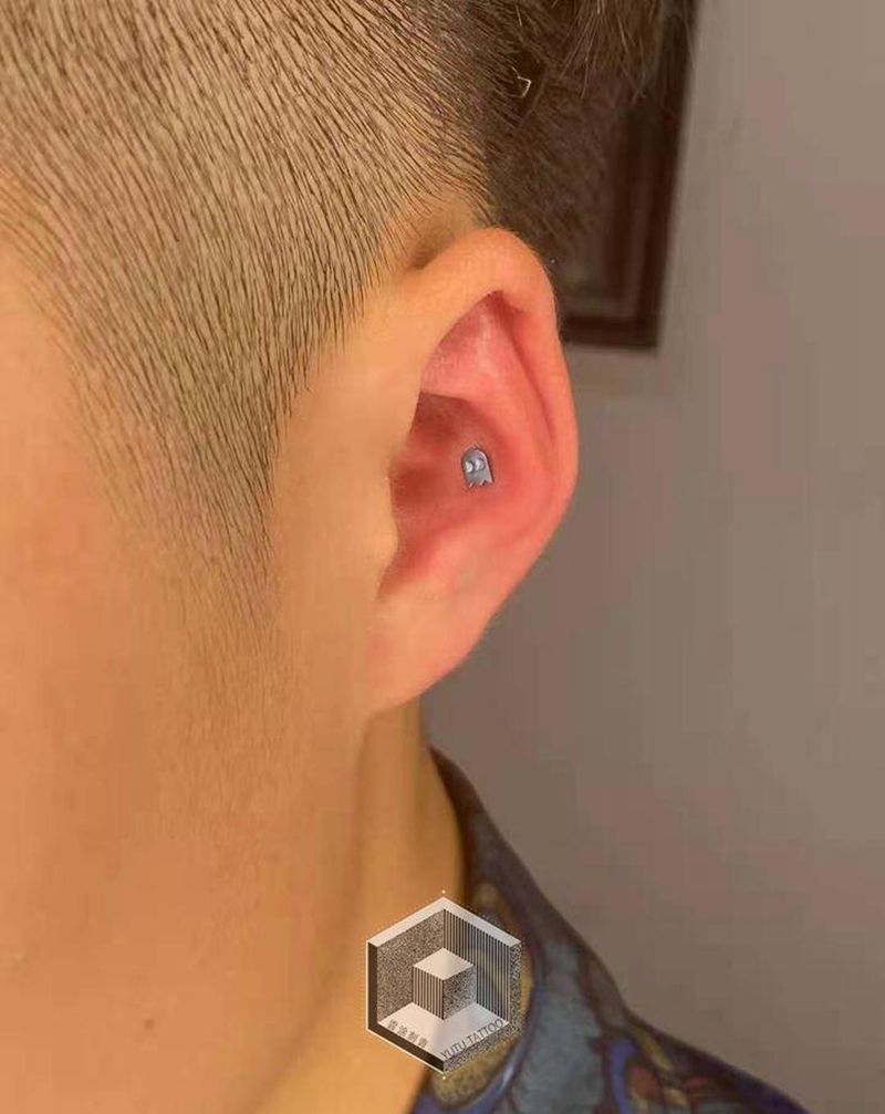 耳蜗穿孔纹身图片_穿孔纹身图案