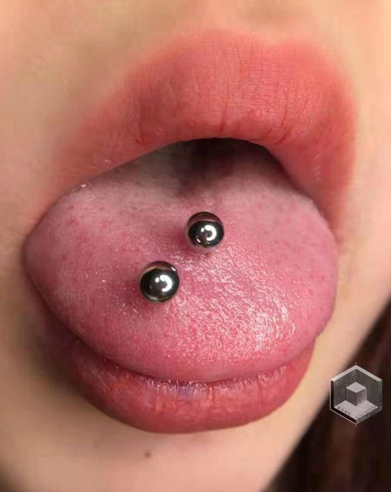 舌钉纹身图片_穿刺纹身图案