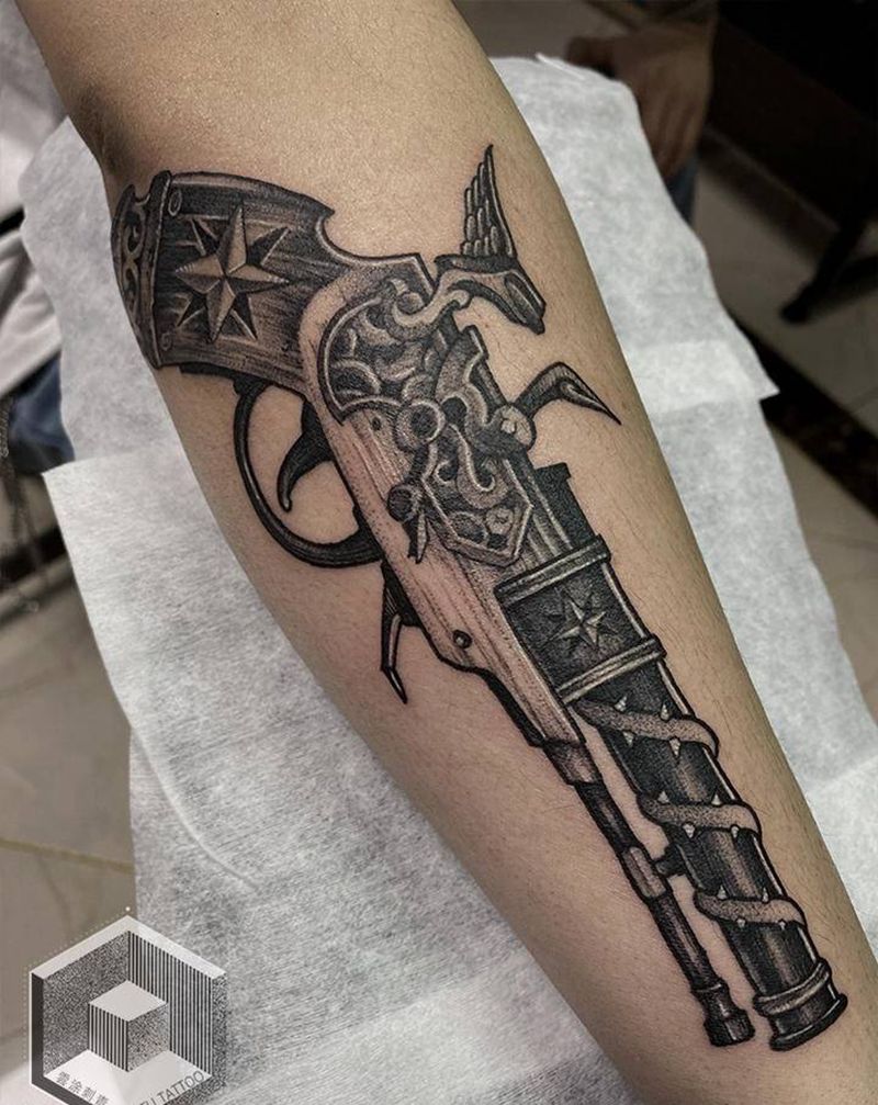 枪纹身图片_手臂点刺写实纹身图案