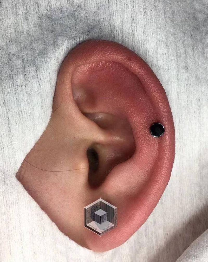 耳部穿孔纹身图片_穿孔纹身图案