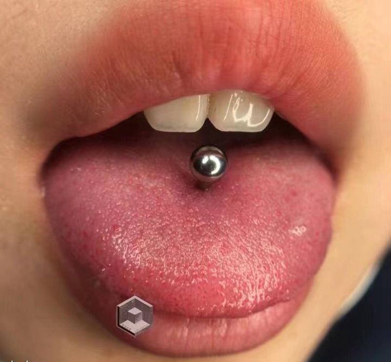 舌钉纹身图片_穿孔纹身图案