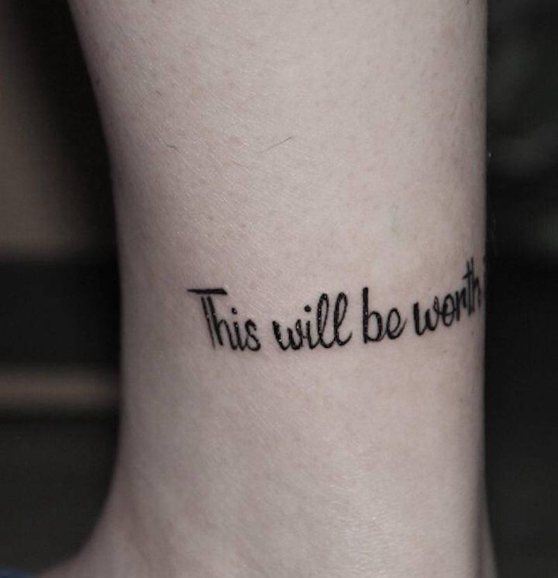 字母纹身图片_腿部花体字纹身图案