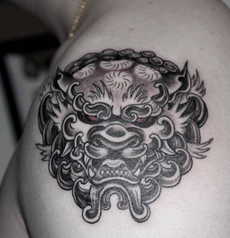 肩膀传统纹身图片_肩部新传统纹身图案