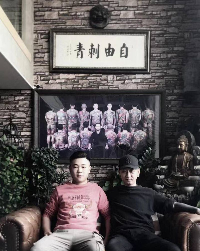 得拜恩师纹身图片_合影纹身图案