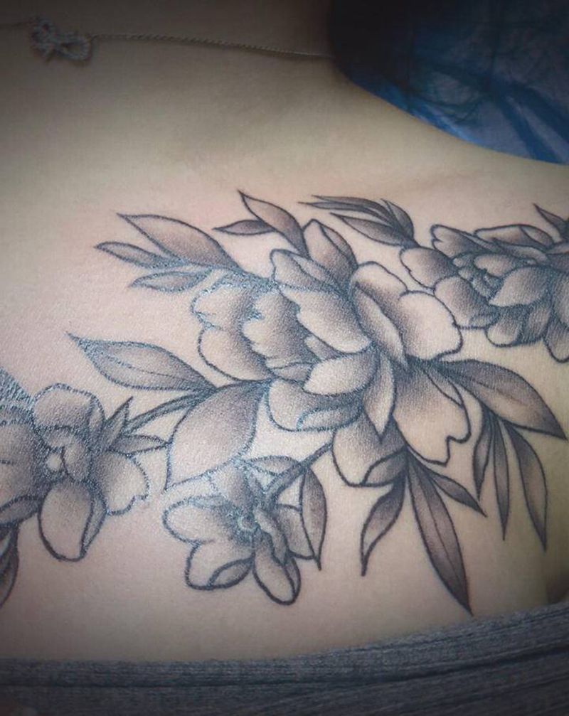 素花纹身图片_胸部纹身图案