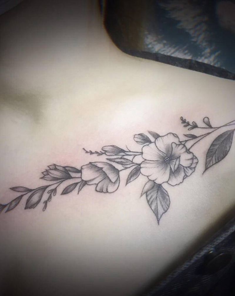 素花纹身图片_胸部纹身图案