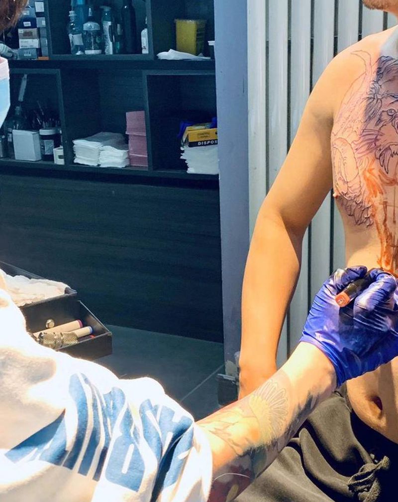 兽纹身图片_胸部纹身图案