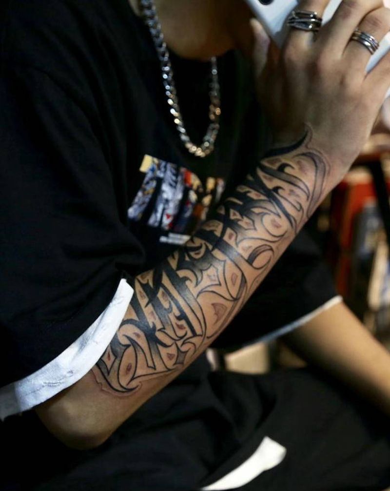 花体字纹身图片_手臂纹身图案