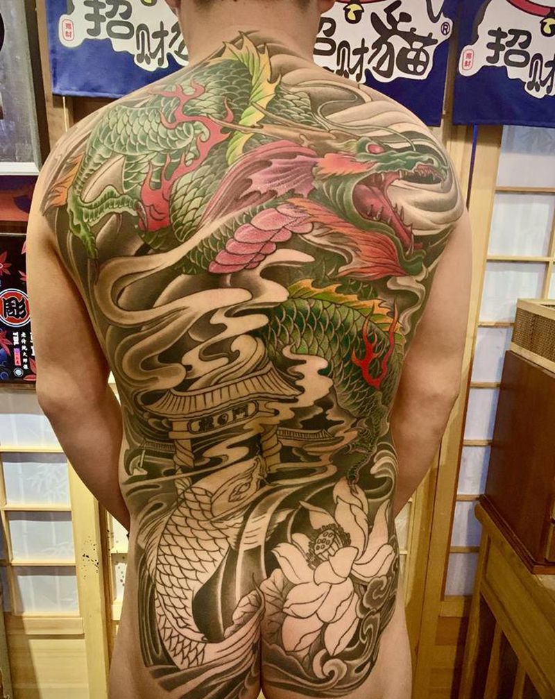 鱼跃龙门纹身图片_背部新传统纹身图案